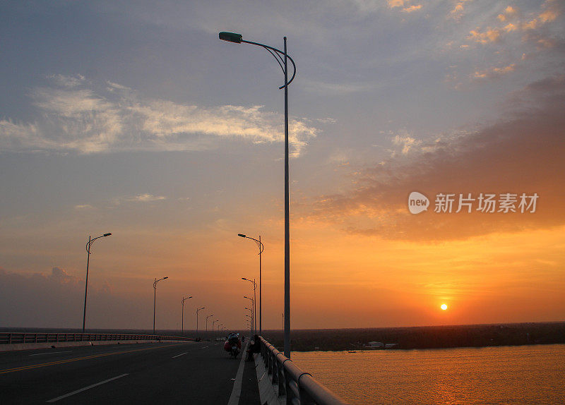 日落在Co Chien桥和Co Chien河，特拉荣省